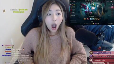 Janet lift up her shirt