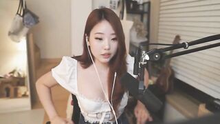 Jessica showing her outfit on stream