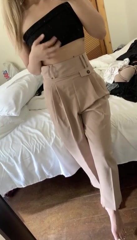 sad + horny at the same time is confusing: do i i want a hug? do i want dick? anywho here’s a nude