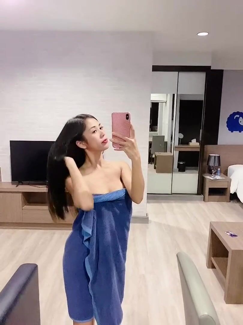 Should I strip in this subreddit more often for you guys ♥️? I'm insecure