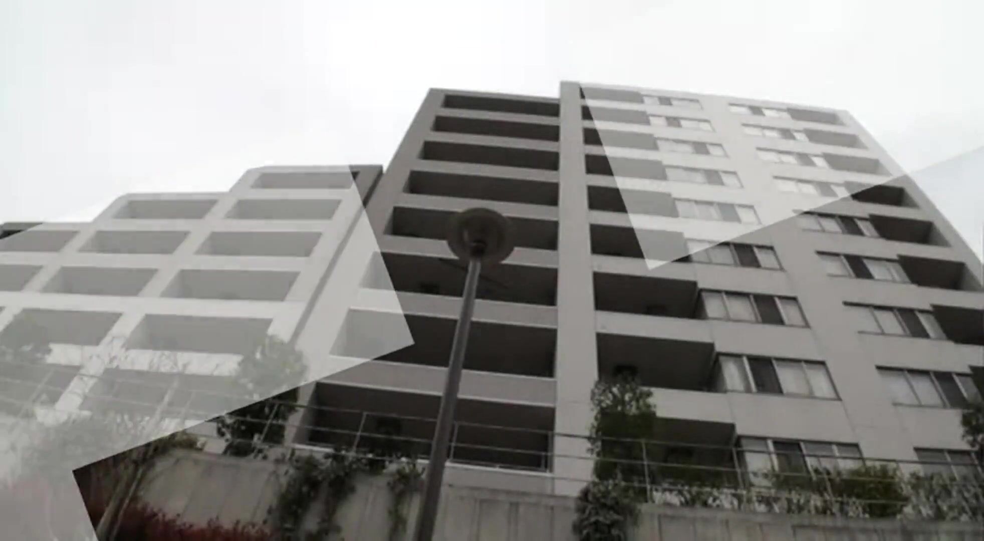 Burglar tries to break into an apartment