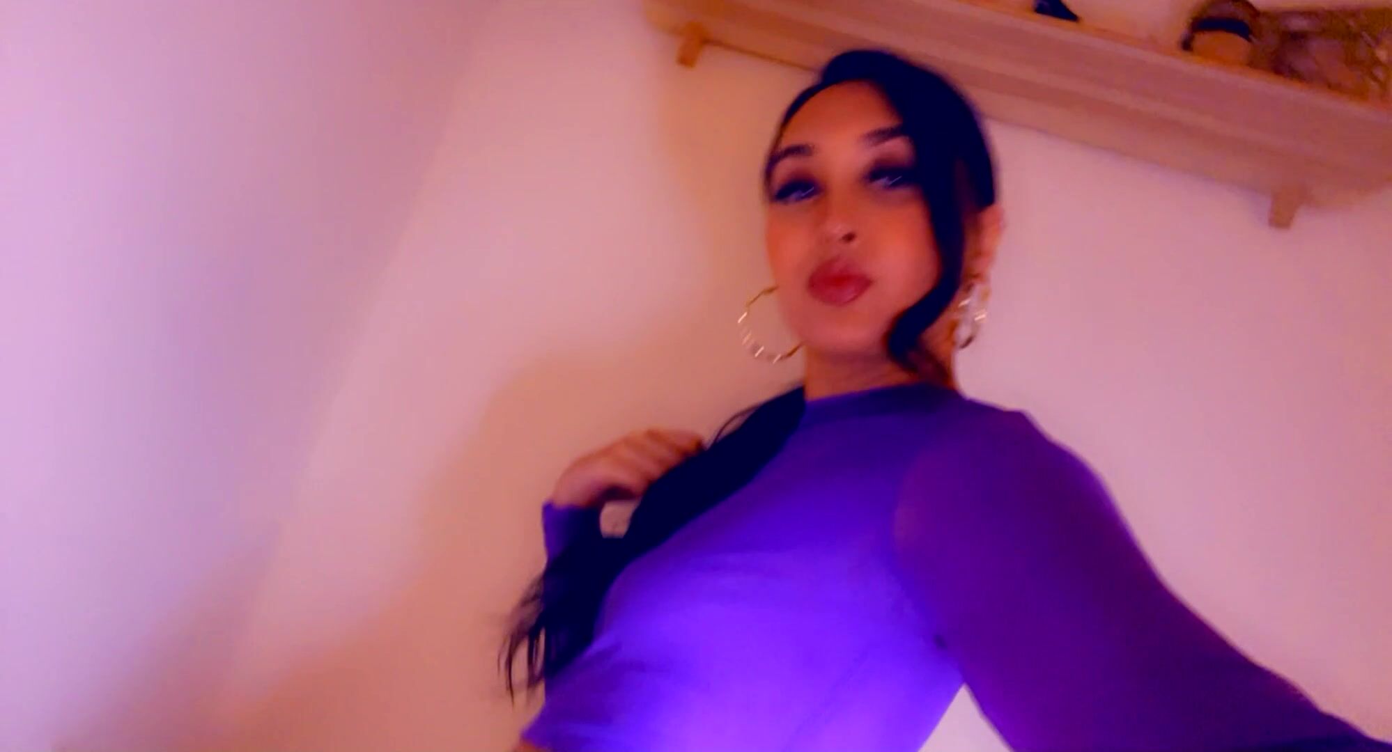 A pretty face and a fat ass ????